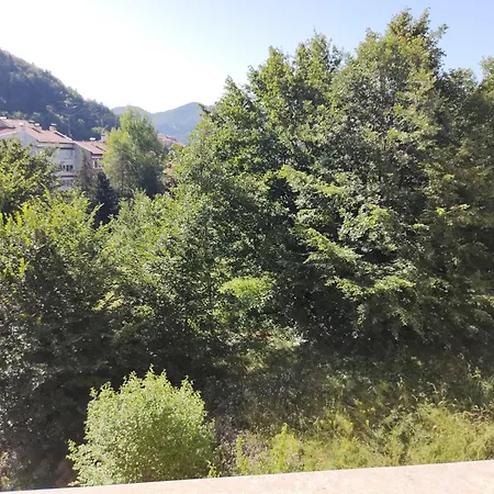 New & Stylish Axel With Mountain Views *