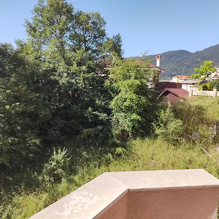 New & Stylish Axel With Mountain Views *